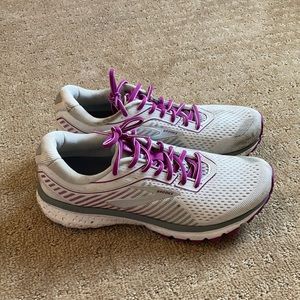 Brookes ghost sneakers